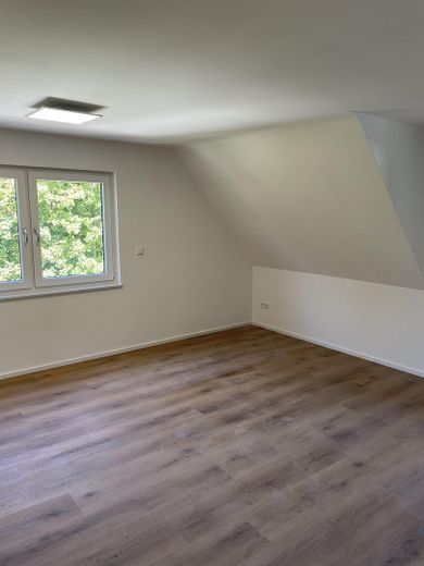 Ludwigsburg-Hoheneck’te ankastre mutfak ve garajlı, modernize edilmiş 2 odalı daire – Foto 1