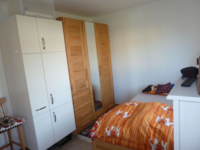 Bright 2-room apartment in a central, quiet location with balcony, loggia, view of greenery and parking space – Schlafzimmer 