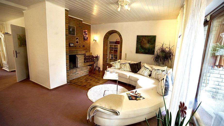 Wohnzimmer mit Kamin