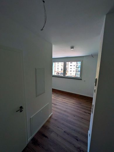 Modern 2-room new-build apartment with kitchen at Plärrer: 45 m² – Eingang