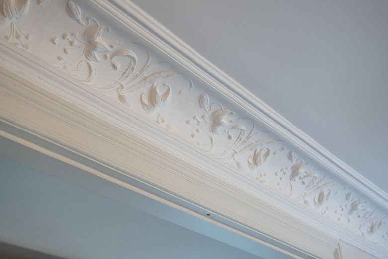 Bellissimo appartamento d'epoca in Ulmenstraße presso Stadtpark - da privato – Lilienstuckgesims Wohnzimmer