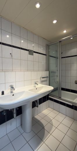 Appartamento modernamente attrezzato con cucina e vista panoramica in una tranquilla strada senza uscita – Bad - Bild 2
