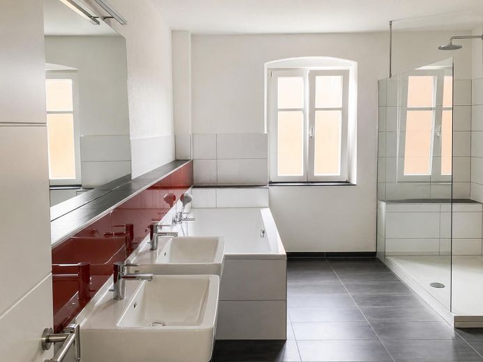 Exklusive, moderne Wohnung mit Dachterrasse offener Küche, Kamin und Stellplatz – Bad mit Badewanne und Dusche