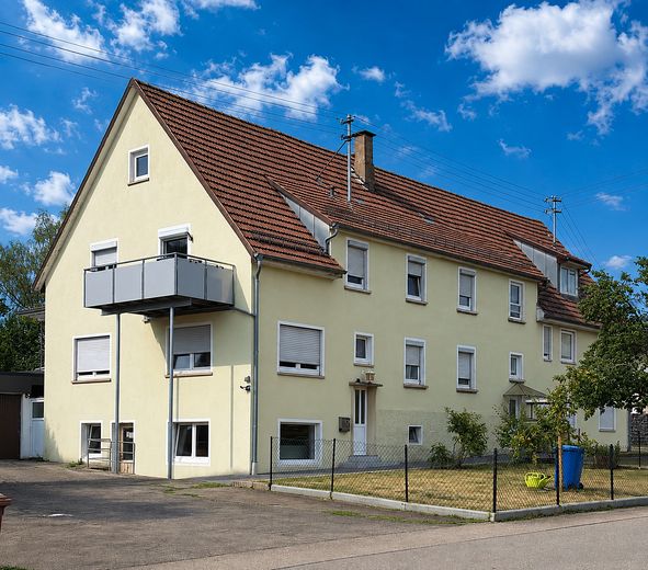 Mehrfamilienhaus - 5 Wohnungen u. 2 Garagen – Gesamtansicht