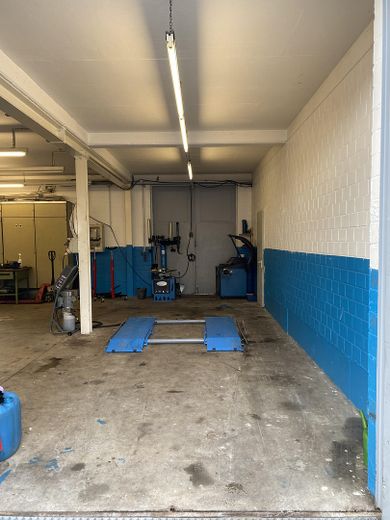 Voll ausgestattete KFZ-Werkstatt  Reifenservice in Hanau-Wolfgang zu vermieten – Eingang 1
