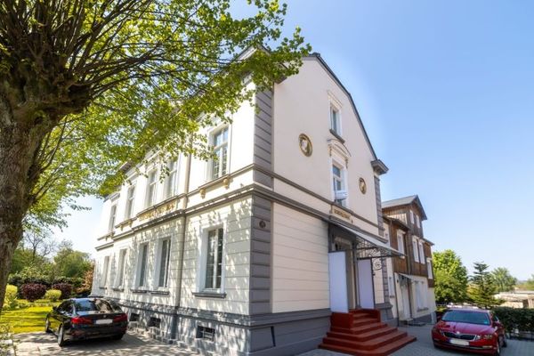 Großzügige Etagenwohnung mit repräsentativem Flair – Stilvolles Wohnen in historischer Villa