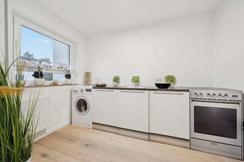 Modernisierte Wohnung mit Reihenhauscharakter, mit Gäste WC und Garten *von Privat* – Küche