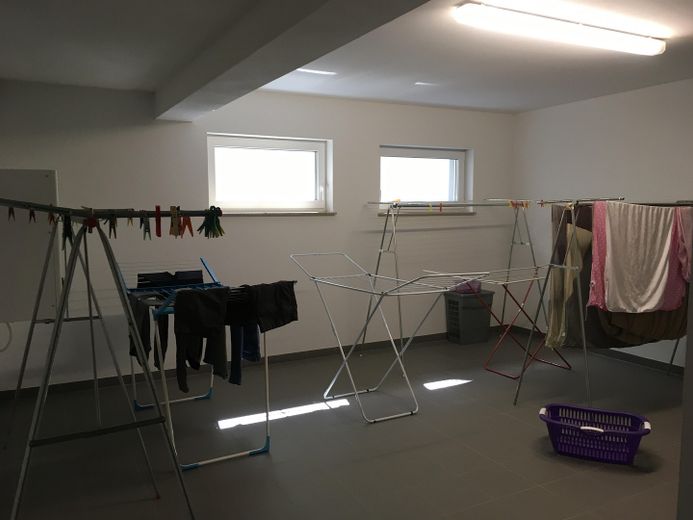 Appartement moderne de 3 pièces avec prestations haut de gamme, balcon et deux carports – Trockenraum