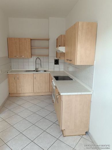 Schön geschnittene 3-Zimmer-Wohnung mit EINBAUKÜCHE, Personenaufzug, BALKON und Gäste-WC zu vermieten! – Küche