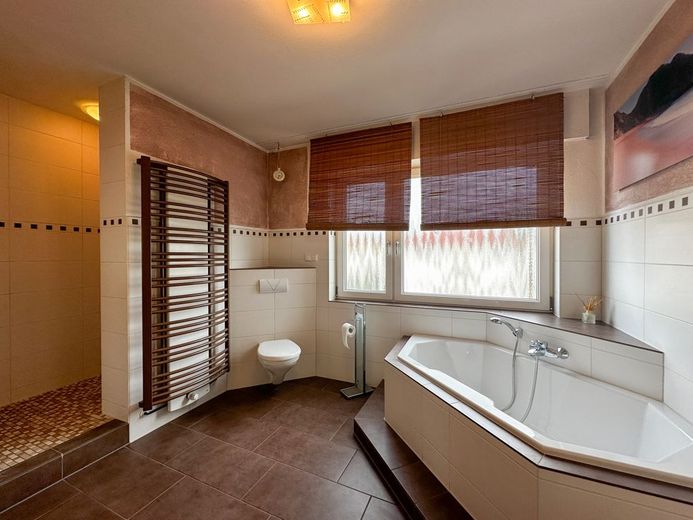 Panorama-Immobilie mit Weitblick: Einfamilienhaus in ruhigem Umfeld! Garten, Garage, Pool! – Badezimmer
