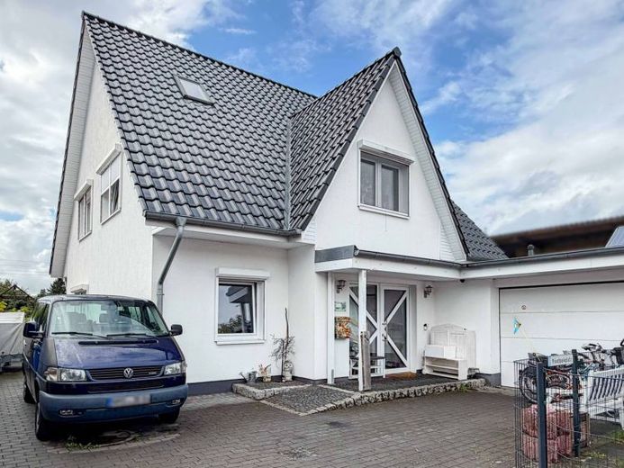 Modernes Einfamilienhaus mit großzügigem Raumangebot, Garten und durchdachter Ausstattung – Foto 1