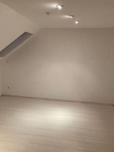 Gemütliche DG 2-Zimmer mit Einbauküche, Laminat, Wannenbad und Balkon in guter Lage! – PHOTO-2021-11-12-10-05-51_1