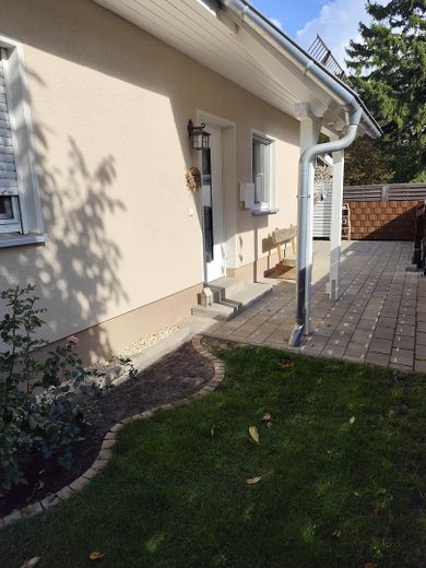 Charmantes Einfamilienhaus in ruhiger 2. Reihe – Überdachter Eingang
