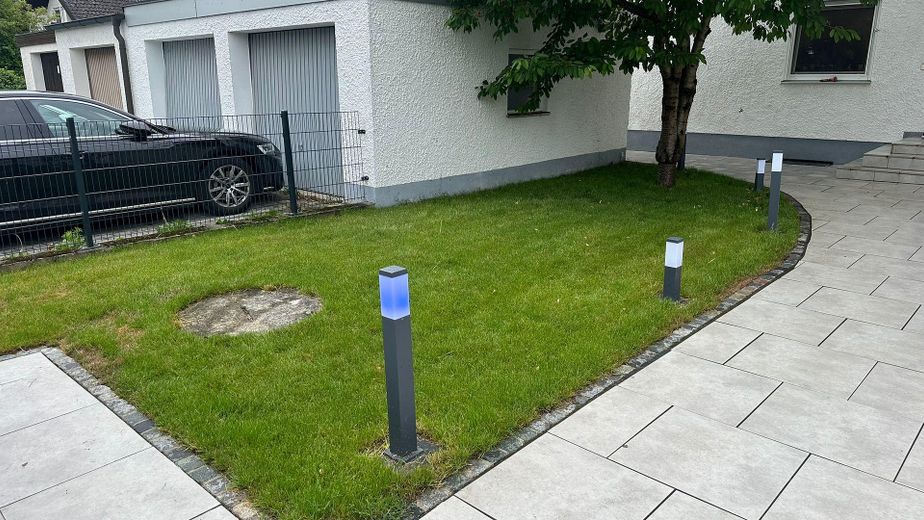 Moderna casa unifamiliare indipendente nel verde – Vorgarten Beleuchtung