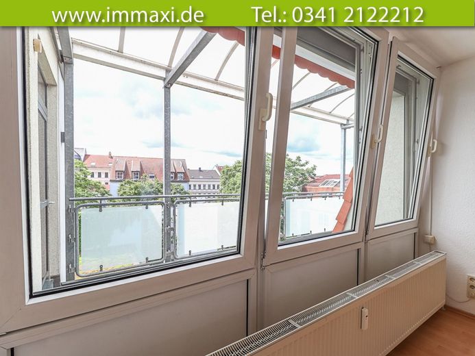 LEIPZIG-GOHLIS + 3-RAUM WOHNUNG MIT BALKON + AUFZUG AB SOFORT – Wohnzimmer Fenster mit Blick zum Laubengang