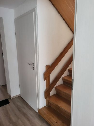 Casa unifamiliar completamente renovada con amplio jardín en una ubicación tranquila y bien comunicada – Treppenhaus EG