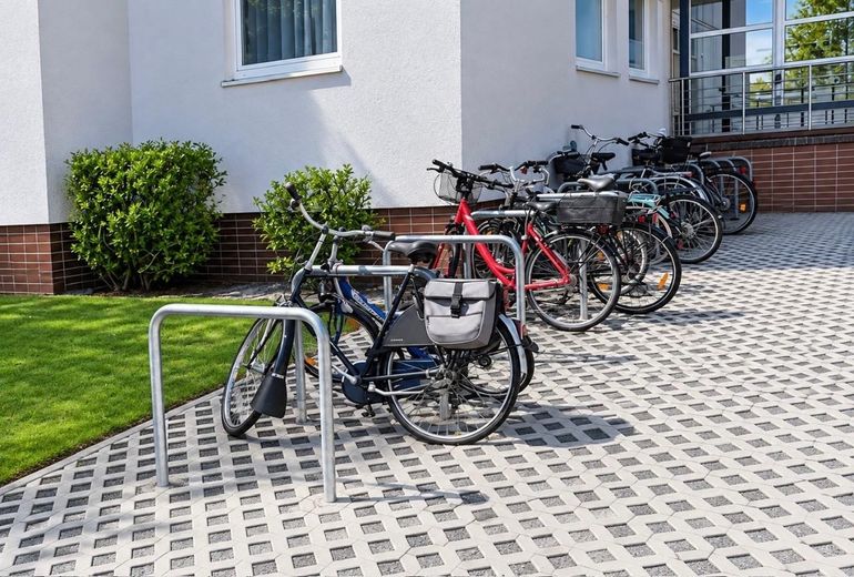Hannover-Bemerode'un sakin ve seçkin konumunda cazip 3 odalı daire (72 m²) – Fahrradständer vor dem Haus
