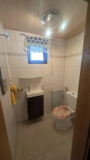 Provisionsfrei in Darmstadt-Arheilgen: 6-Zimmer-Familienhaus mit Garage & neuem Dach – EG Gäste WC