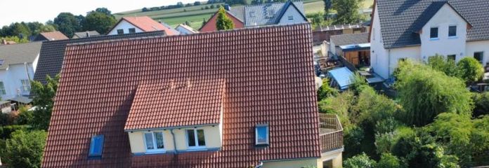 Rodzinna sielanka u bram Drezna – ogród zimowy, kominek i podwójny garaż