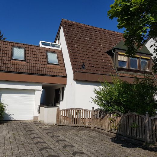 Besondere DHH - grosser Grund - 2 Garagen – Aussenansicht