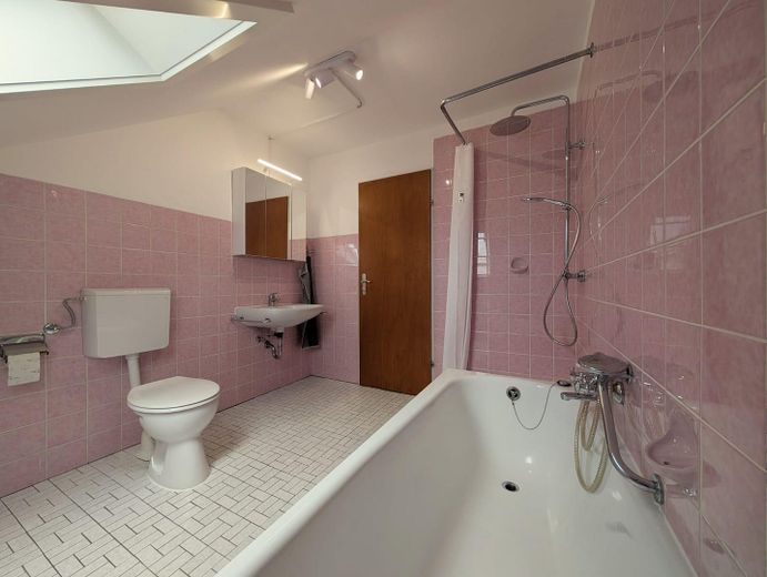 Bad mit Badewanne und Dusche