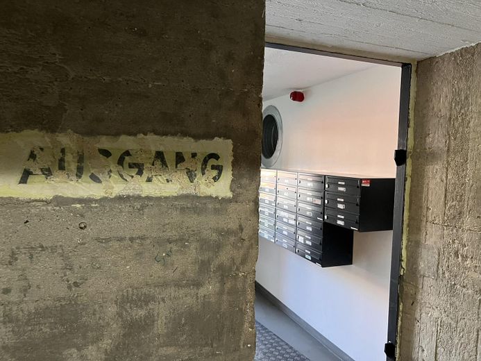 305 Exklusives & möbliertes Apartment im kernsanierten Bunker – Design, Komfort & Geschichte – Hausflur