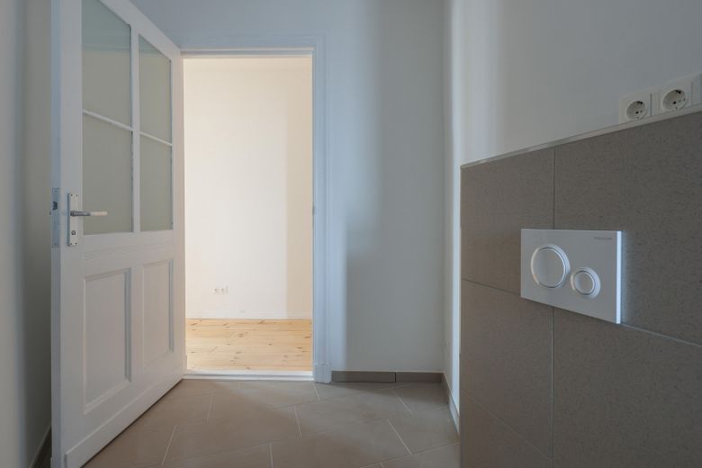 Kernsanierte Altbauwohnung mit Balkon am Schäfersee – Badezimmer