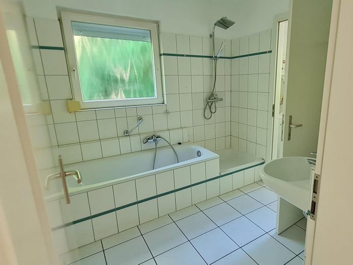 Schönes Haus im Grünen mit Garten & Garage in Berlin Kaulsdorf – Bad Erdgeschoss 