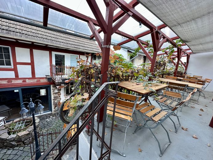 Accogliente caffè di paese cerca un gestore cordiale – Empore mit Blick in den Hof