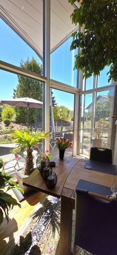 Hochwertiges Architektenhaus mit Wintergarten, Teich und 1.541 m² Grundstück in Albstadt-Tailfingen – Lichtdurchfluteter Essbereich