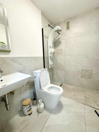 Einziehen und Wohlfühlen – stilvolle 2-Zimmer-Wohnung mit Traumterrasse und Tiefgaragenstellplatz – Foto 9