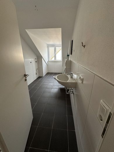 Penthousewoning met balkon, uitzicht op het groen, eerste bewoning na renovatie – Bad mit Fenster