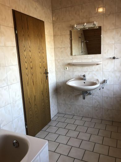 Freist EFH mit Garten und Garage in guter Lage – Badezimmer oben