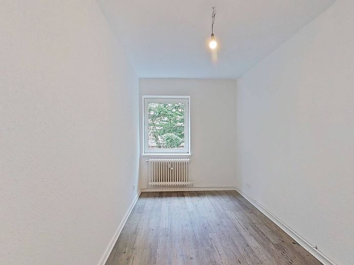 Die Blätter fallen, Ihre Miete auch: Helle 3-Zimmer-Wohnung mit Balkon – Ansicht I: Schlafzimmer II
