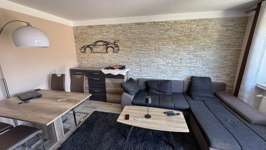 Einfach einziehen: Top-Sanierte Eigentumswohnung in Alt-Vinnhorst – Wohnzimmer