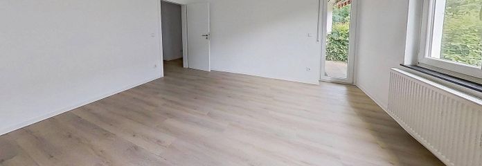 ERSTBEZUG NACH SANIERUNG: Lichtdurchflutete 3-Zimmer-Wohnung mit Terrasse – Ansicht I: Wohnzimmer