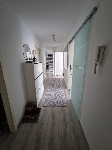 2,5 Zi.-Terrassenwohnung m. Garten (incl. Küche) + feste Tiefgarage in Forchheim/Nähe Bhf. – Flur