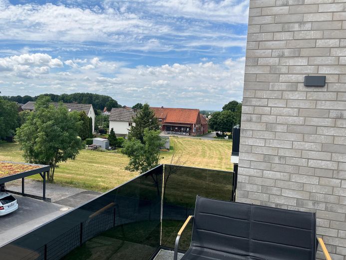 Appartamento moderno di nuova costruzione in posizione centrale a Holzhausen – Balkon