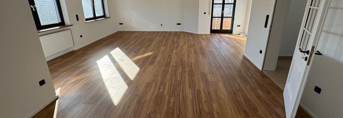 Großzügige Kernsanierte 3-Zimmer 1.OG Wohnung + 2 Balkone in zentraler Lage von Hepberg – Wohnzimmer / Essbereich