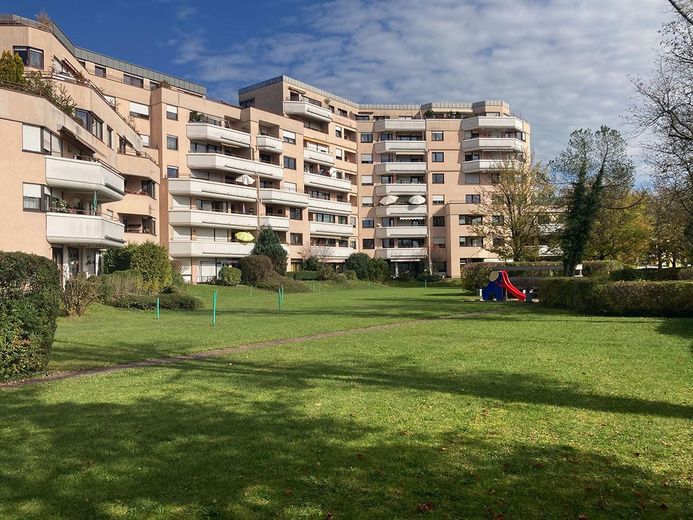 Luminoso appartamento di 2 locali con terrazza in soleggiata posizione SW davanti a un ampio parco verde – Gebäudeansicht 