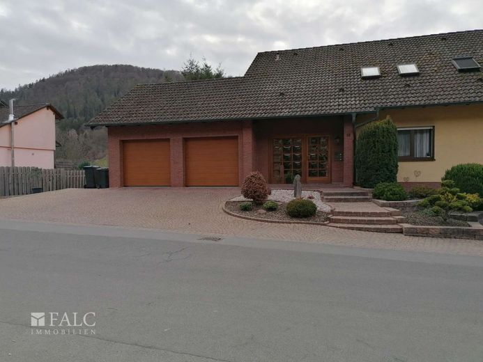 Repräsentatives Mehrfamilienhaus mit Traumgrundstück- – Außenansicht