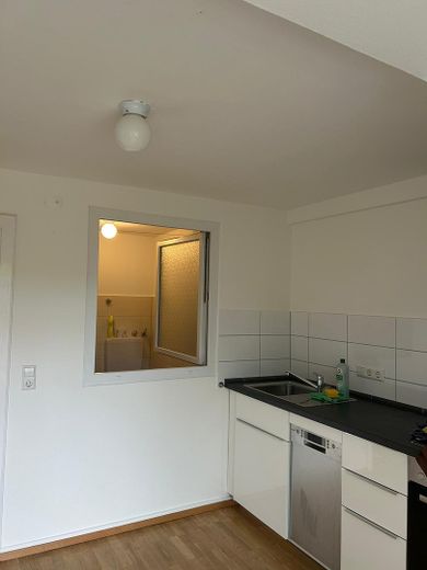 Küche mit Blick ins Bad