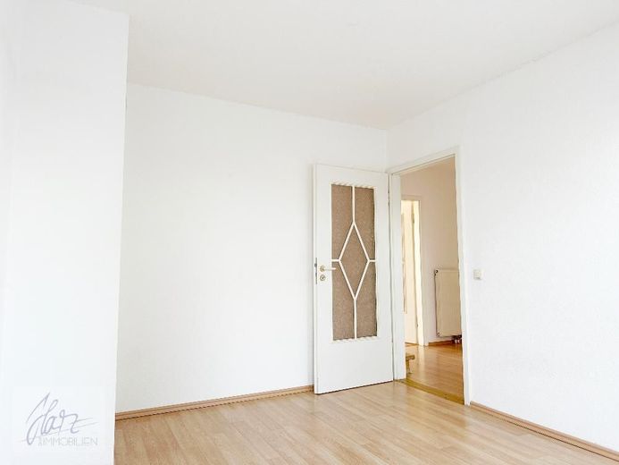 ***HELLE MAISONETTEWOHNUNG MIT BALKON*** individuellem Grundriss und Dachschrägen - Wohncharakter mit Flair in Riesa – Kinderzimmer mit Blick Richtung Flurbereich