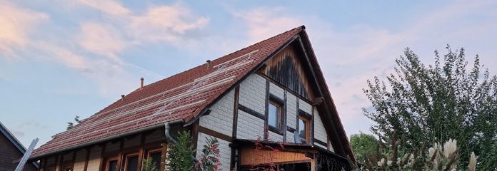 Einfamilienhaus mit Photovoltaikanlage – Hausansicht (Straße)