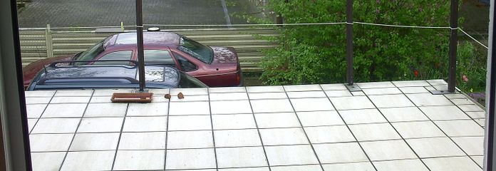 Balkontür mit Sicht auf Balkon
