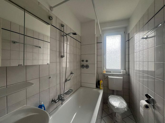 charmante Erdgeschoßwohnung mit kleinem Garten – Badezimmer