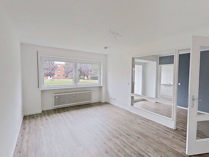 **Bis zu 3 NKM FREI** Charmante 3-Zimmer-Erdgeschosswohnung mit LOGGIA und EBK – Ansicht I: Wohnzimmer