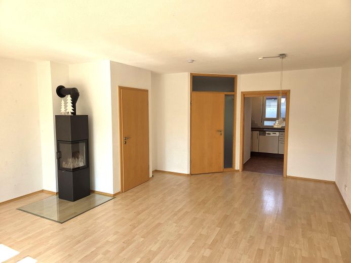 SENZA PROVVIGIONE - Casa a basso consumo energetico con impianto fotovoltaico e splendida vista a Kempten-Rothkreuz – Wohn- und Essbereich