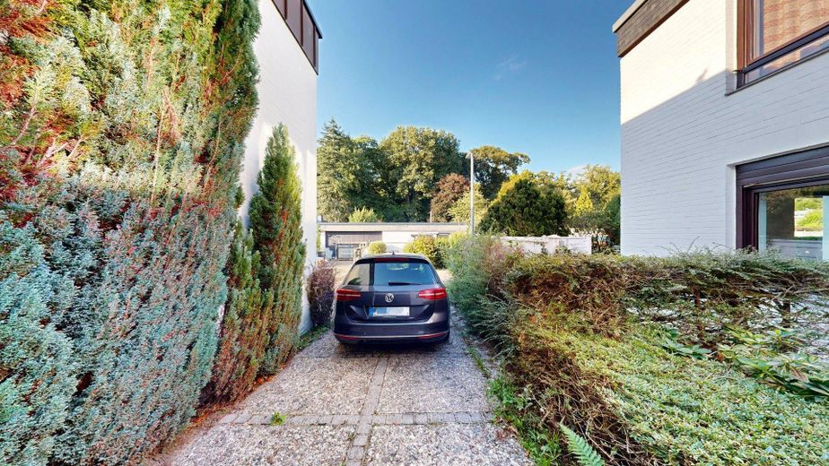 Stellplatz und Garage