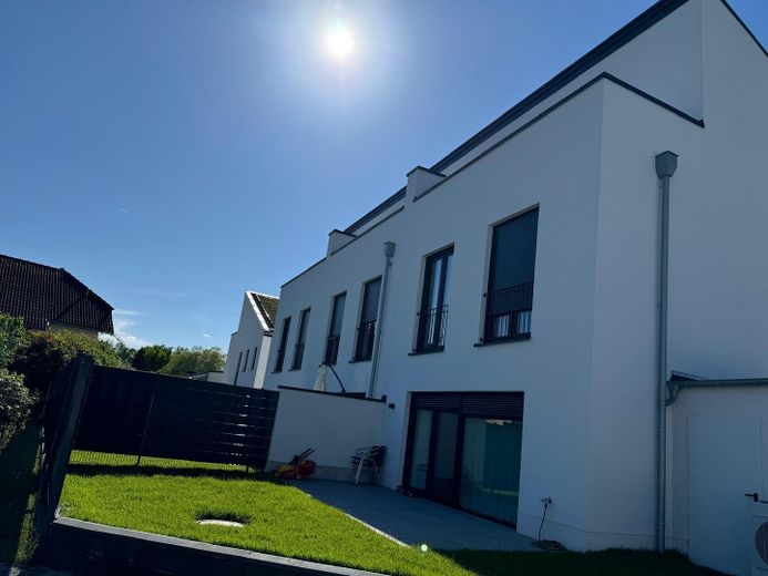 Modernes Neubau-Reihenmittelhaus Energieklasse A+ mit Garten und Stellplatz in HANGELAR – Garten+Terrasse
